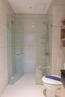 Modern Look 1BR at Brooklyn Alam Sutera Apartment By Travelio - 1