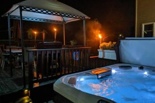 Chain O Lakes Nautical 4Bed 3Bath Waterfront with Bonus Room, Large Deck and Hot Tub - Fox Lake - 0