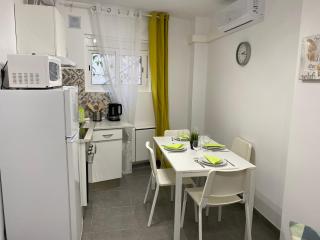 Cozy Suite apartment, WiFi! - Santa Coloma - 7