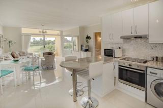 L`Azur : Elegant Apartment with Sea View - Wilderness - 9