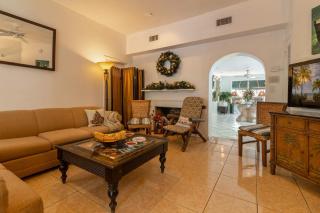 Suite Dreams Inn by the Beach - 2