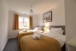 4 Dbl Beds, Modern Apartment, Free Parking and Home-from-home - 9