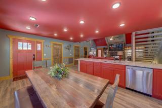 Blue Lagoon Cinema chalet - Gatlinburg - 3