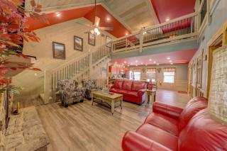 Blue Lagoon Cinema chalet - Gatlinburg - 9