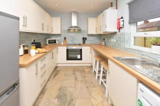 Somerville House by YourStays - 4 Bedroom House in Crewe - 5