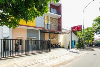 RedDoorz Syariah near Purwosari Train Station - 0