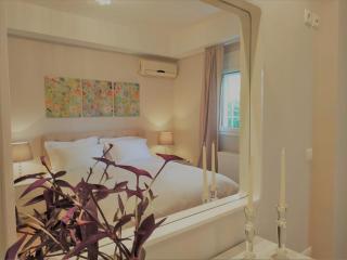 Luxury Garden Apartment Glyfada - 4