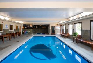 Gray Wolf Inn & Suites - 4