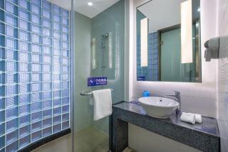 Holiday Inn Express Yangzhou City Center by IHG - 1