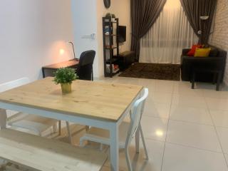 Relaxed Family Staycation, Pool View w WIFI n Netflix - Bangi - 8