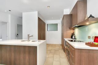 Swim Out Apartments in Triton Street Beachfront Resort Palm Cove - Palm Cove - 4