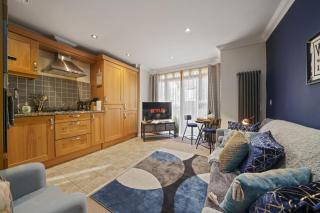 Super Funky Spire View Cottage - FREE Gated Parking - Ultra WiFi - 1