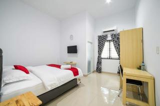RedDoorz Plus near Thamrin Plaza Medan - Medan - 3