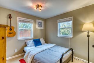 Cozy Coleman St. Cottage - Bethel - 1