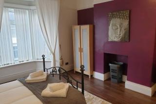South Shield's Hidden Gem Garnet 3 Bedroom Apartment sleeps 6 Guests - 7