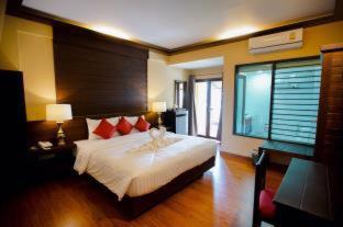 Night Bazaar Inn - 6
