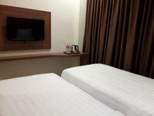 Front One Hotel Purwodadi - Purwodadi - 4