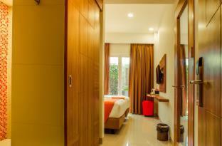 Front One Hotel Purwodadi - 2