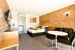 Statesman Motor Inn - 8