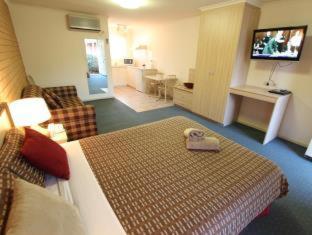 Beachcomber Motel & Apartments - 2