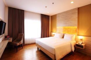 Front One Akshaya Hotel Karawang - 9