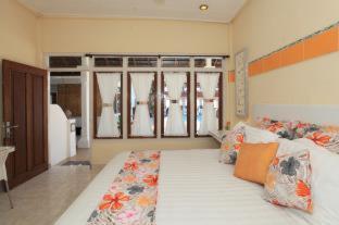 Villa Agung Beach Inn - 9