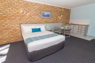 Sunshine Coast Motor Lodge - Woombye - 8