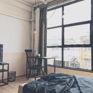 Beige Poshtels + Netflix - 2