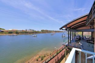 Burnett Riverside Hotel - 9