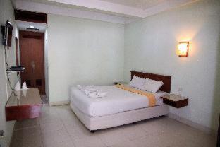 Pandu Lakeside Hotel Parapat - Parapat - 9
