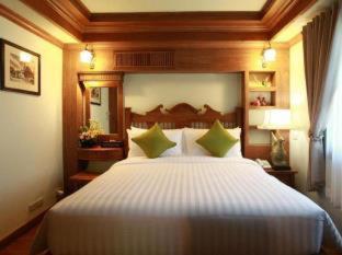 Rich Lanna House - 5