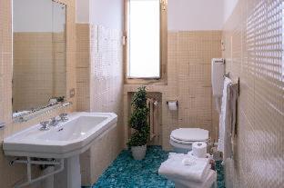 Guest House Train Station Venice - Atika & Atif - 9