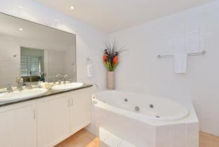 Cayman Villas Port Douglas - 3