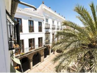 Hotel Las Palmeras by Vivere Stays - 8