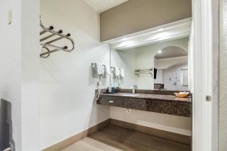 Scottish Inn and Suites Baytown - Baytown - 4