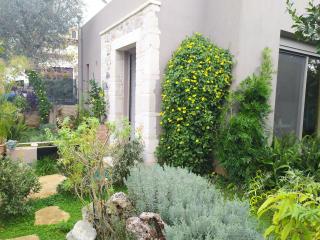 Olive Lemon Biophilic House & Lush Forest Garden - 9