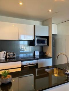 LOCATION LOCATION CITY VIEWS NETFLIX WIFI WINE - Perth - 6