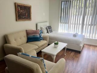 Bright 1 Bedroom Apartment 5km to Surfers Paradise - Gold Coast - 9