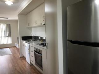Bright 1 Bedroom Apartment 5km to Surfers Paradise - Gold Coast - 5