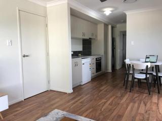 Bright 1 Bedroom Apartment 5km to Surfers Paradise - Gold Coast - 2