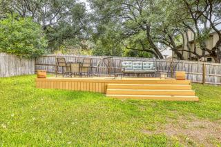 Chic Poolside Paradise - 8