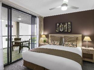 Oaks Brisbane River City Suites - 9