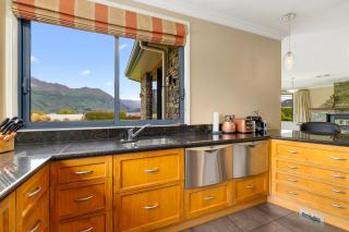 Hilltop Blue Views - Wanaka Holiday Home - Wanaka - 2