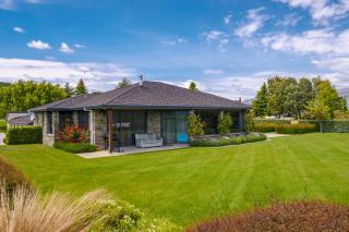 Hilltop Blue Views - Wanaka Holiday Home - Wanaka - 0