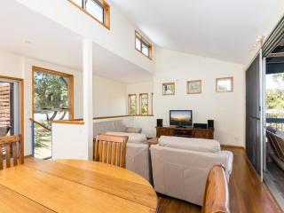 Blue Poles (Pets Allowed) - 7