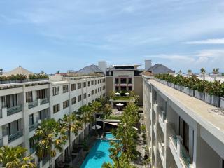 Stylish 2 Bedroom Penthouse Apt, Newly Refreshed, 50 Mbps, Pool, Gym, Resto - Kuta - 0