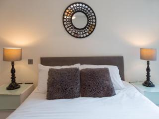 Central Tower Bridge Apartment - 6