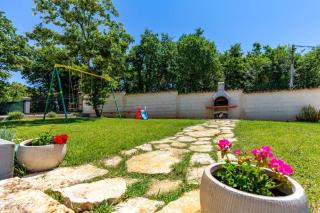 Sunny yellow house with a pool - Štokovci - 5
