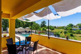 Sunny yellow house with a pool - Štokovci - 2