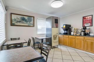 Econo Lodge Sturbridge Route 20 - Sturbridge - 9